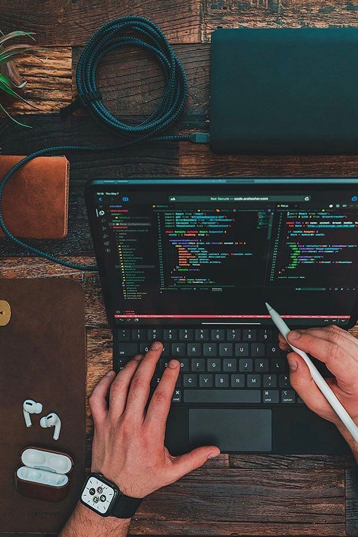 Desarrollador de software trabajando en código de producción musical