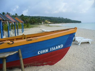 Aguas turquesas y palmeras en Corn Island