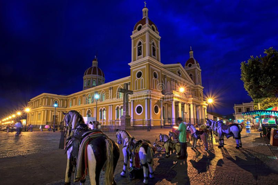 Ciudad colonial de Granada con arquitectura neoclásica