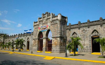 Mercado de Artesanías y Volcán Masaya