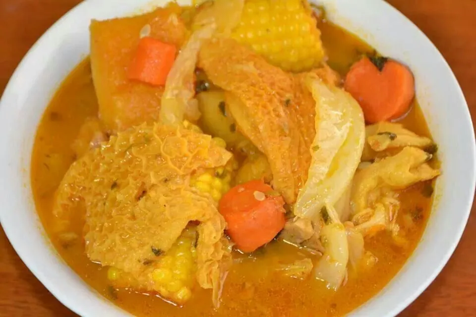 Sopa de Mondongo en cazuela de barro con verduras