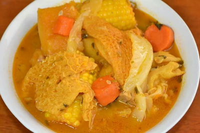 Sopa de Mondongo en cazuela de barro con verduras