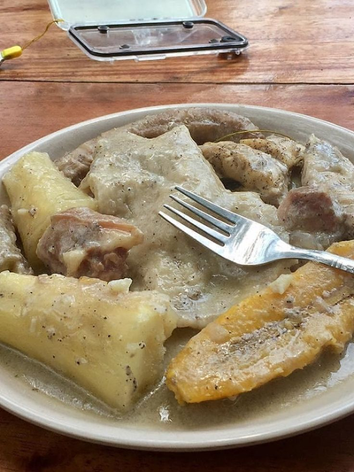Cazuela de Rondón del caribe nicaragüense con pescado y leche de coco