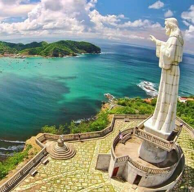 Bahía de San Juan del Sur con el Cristo de la Misericordia