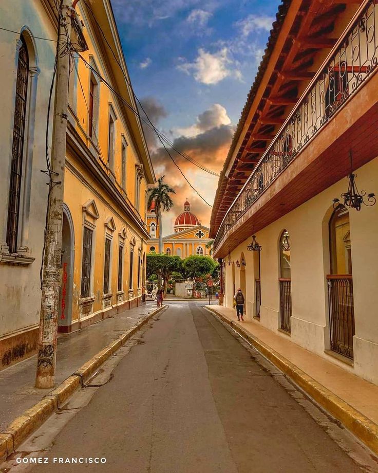 Vista de la ciudad colonial de Granada con su catedral amarilla