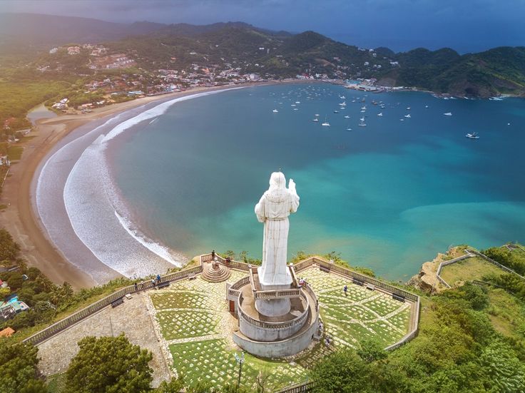 Playa de San Juan del Sur con el Cristo de la Misericordia al fondo