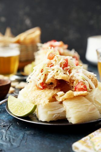 Plato de Vigorón con yuca, chicharrón y ensalada